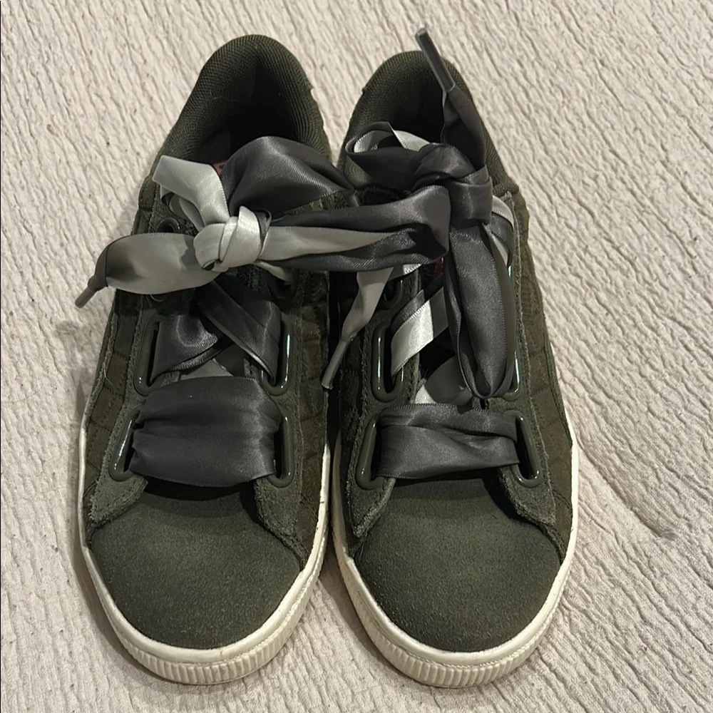 Women’s size 6 - Green Puma Sneakers with Ribbon Laces - Picture 1 of 4